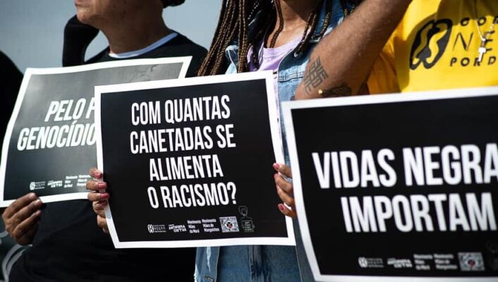 Coalização Negra protesta em frente ao STF.(Imagem: Matheus Alves)