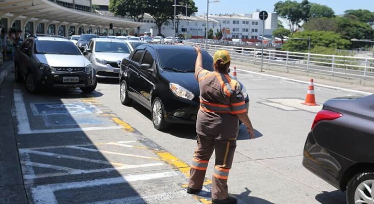 Quem comete infração de trânsito ao conduzir veículo da empresa deve arcar com as penalidades da lei. (Imagem: Rivaldo Gomes/Folhapress)
