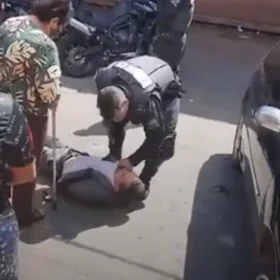 Advogado Orcélio é jogado no asfalto com as mãos algemadas para trás, em Goiânia, Goiás