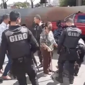Idosa tenta intervir na violência policial contra o advogado Orcélio em Goiânia, Goiás