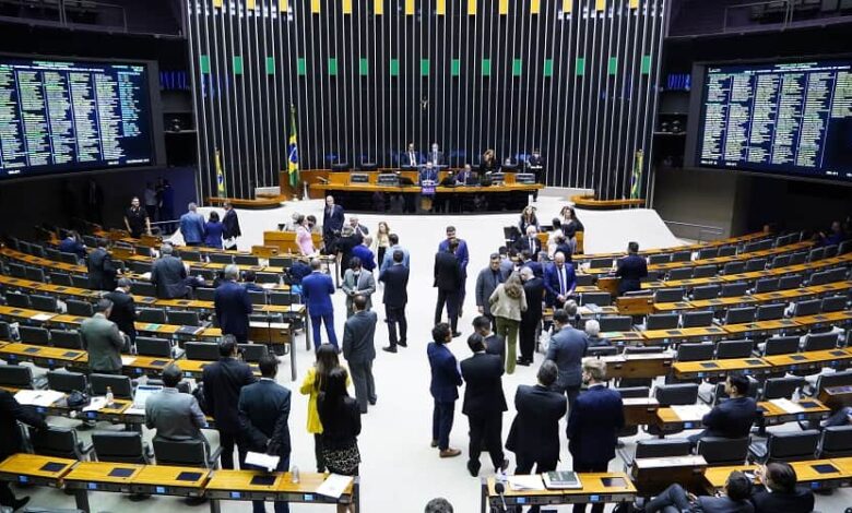 Texto do projeto foi aprovado na sessão de ontem na Câmara. (Imagem: Pablo Valadares/Câmara dos Deputados)